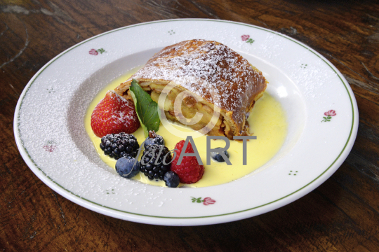 Apfelstrudel mit Vanillesoße