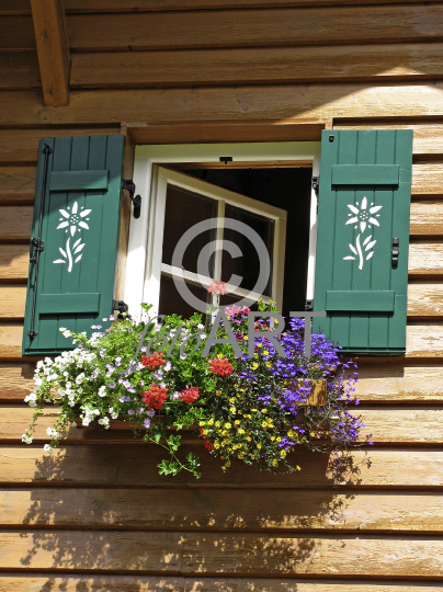 Blumiges Almfenster