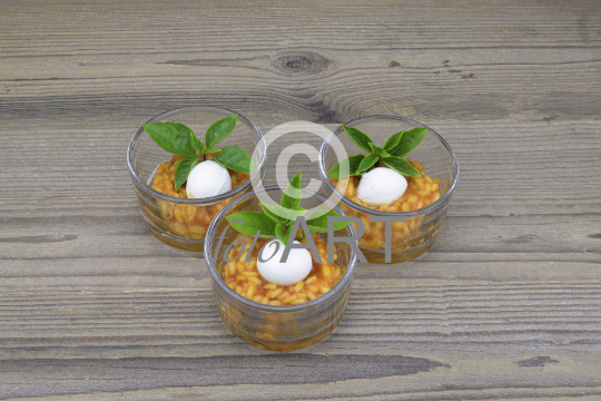 Büffelmozzarella auf Tomatenrisotto