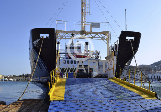 Fähre im Hafen von Ischia