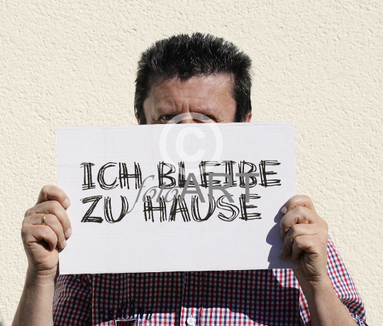Mann mit Schild