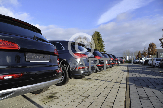 Neuwagen in Reih und Glied