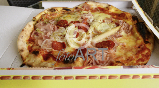Pizza, im Karton geliefert