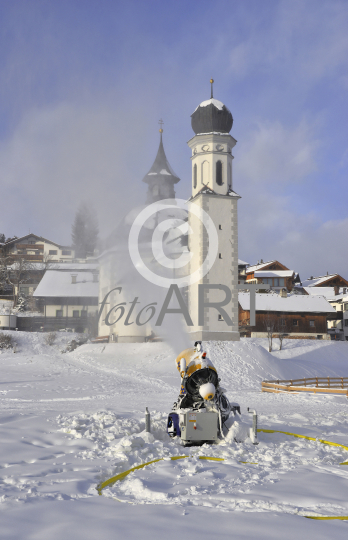 Schneekanone vor Seekirche in Aktion