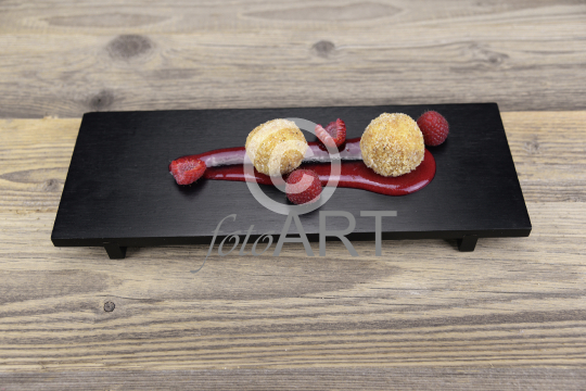 Topfenknödel auf Himbeersoße