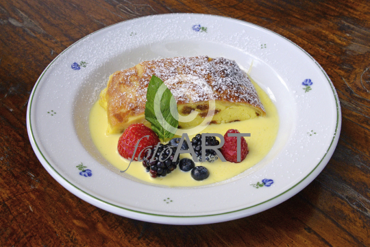 Topfenstrudel mit Vanillesoße