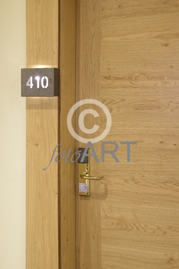 Tür zum Hotelzimmer