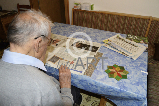 Zeitungslesender Senior