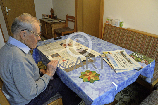 Zeitungslesender Senior